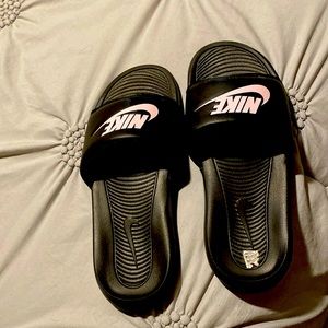 Size 8 slides. Pink like new